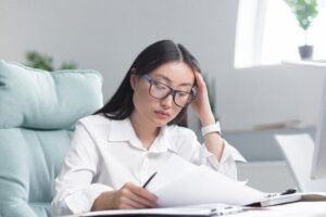 悩む女性イメージ